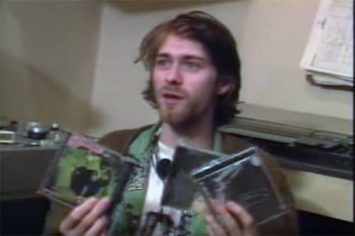 Em entrevista para a MTV em 1993 no Brasil, Kurt Cobain mostra os cds que ele comprou dos Mutantes