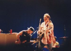 Neil Young Pearl Jam tocando a canção keep rockin in the free world